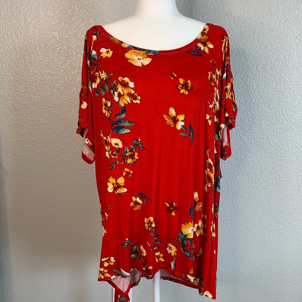 Plus size red floral top-NEW
